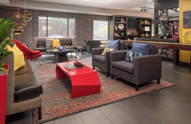 Metro Queen Room, Hotel FIVE, Designer Toiletries, Near Seattle DT Attractions