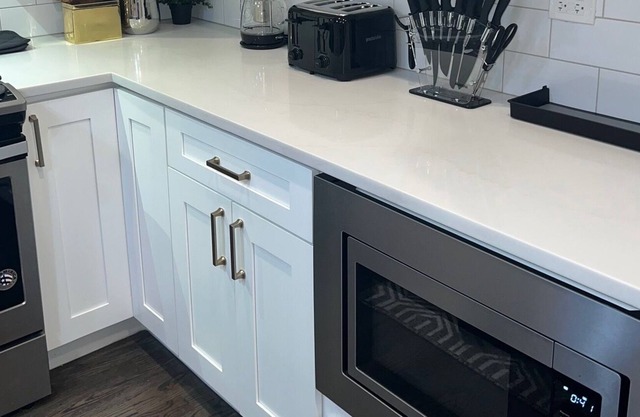 Metropolitan Gem: Stylish Condo with Proximity to Downtown
