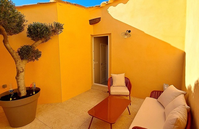 Meublé de tourisme *, tropézienne-style terrace, large private garage.