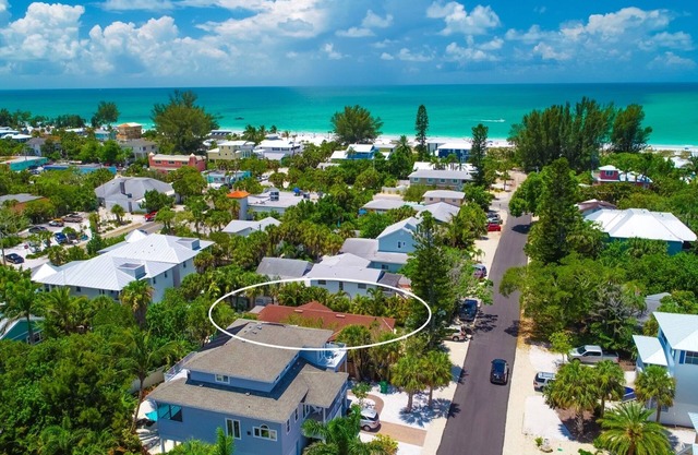 MI Oasis Getaway! Just 200 Steps to the Beach on a very quiet street