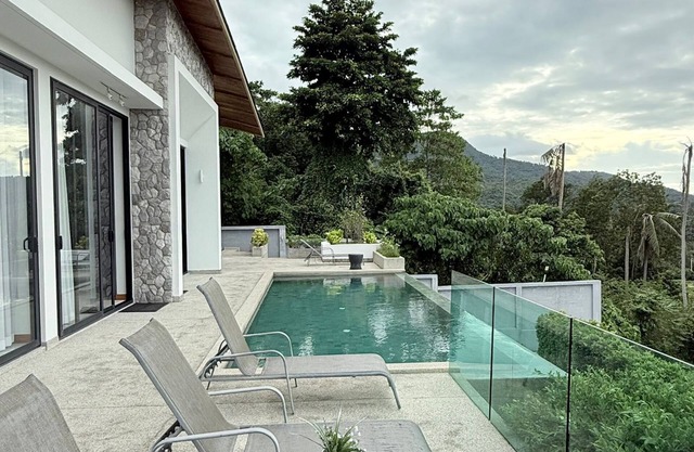 Michel Tropical Seaview Pool Villas