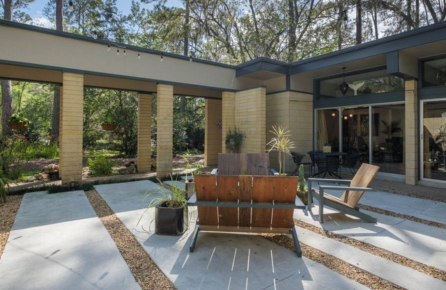 Mid C architecture in NW GNV; unique & spacious