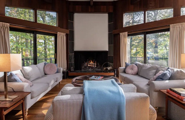 Mid-Century Arty Chalet - 2 Min to Stratton Slopes