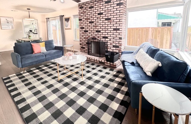 Mid-century Modern Chic Home Close to HWY & Downtown - Pet Friendly