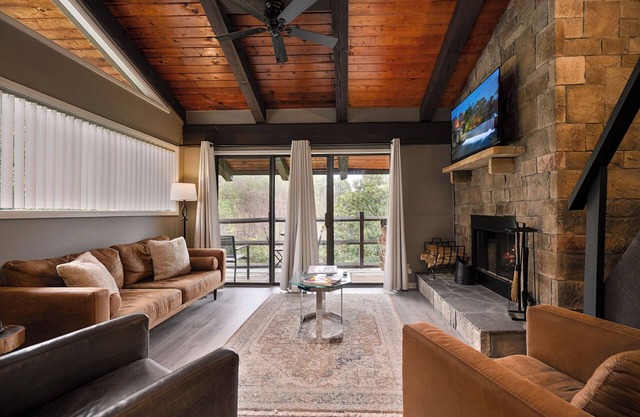 *Mid-Century Modern Condo:, king bedroom + loft, full kitchen, Wifi, FREE ticket