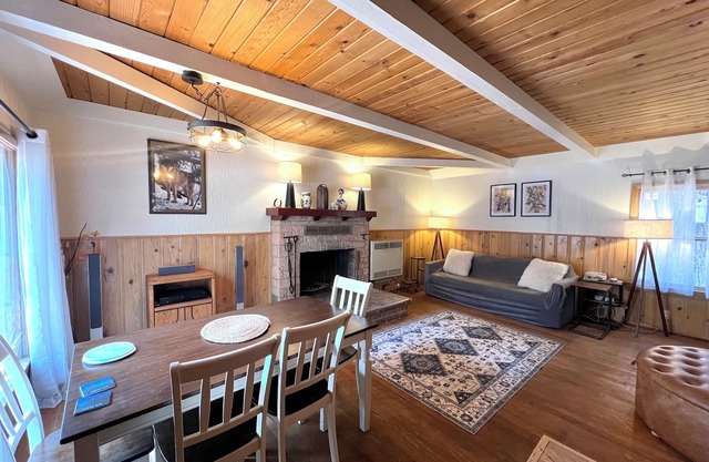 Mid-town serene cabin, close to nature and amenities, monthly discount deal.