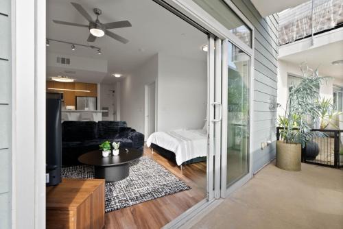 Mid-Wilshire Studio Free Parking, Pool, Gym