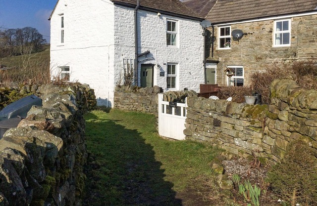 MIDDLEHOPE COTTAGE, pet friendly, with open fire in St John's Chapel