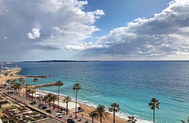 Midi beachfront apartment, exceptional sea view from 6th floor,