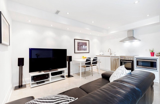 Midtown modern 1 bedroom suite