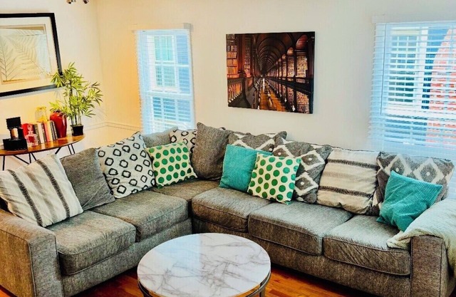 Midtown Townhouse, Walk to Piedmont Park, Sleeps 6+, Parking