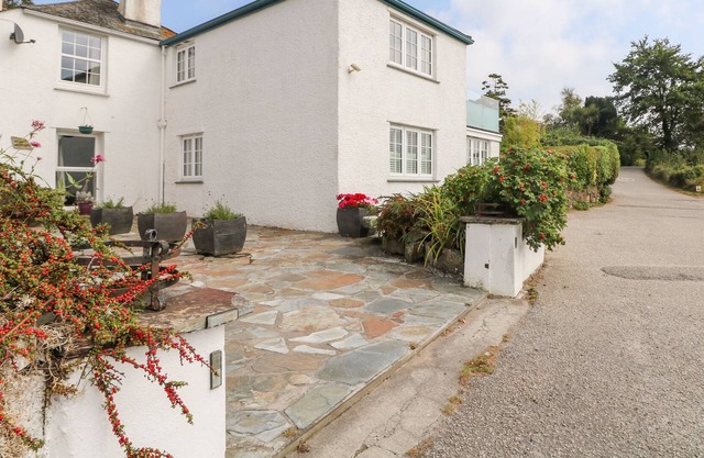 MILL MOORING, pet friendly, character holiday cottage in Mylor Bridge