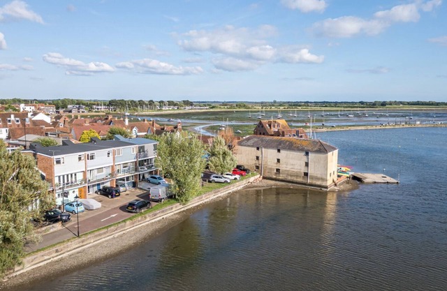 Mill Pond House - Sleeps 8 guests in 4 bedrooms