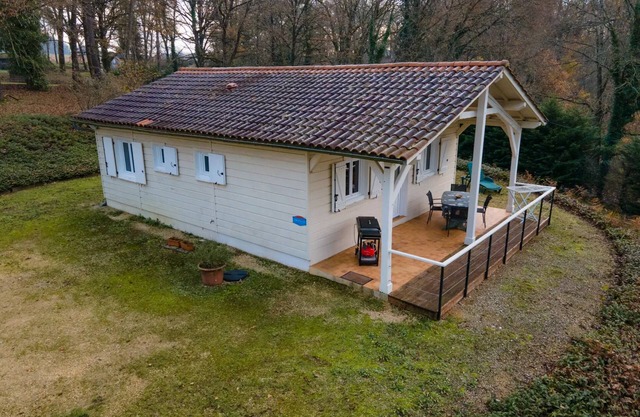 Millepertuis Cottage – Escape in Périgord Noir with Shared Pool, Terrace, and Natural Surroundings