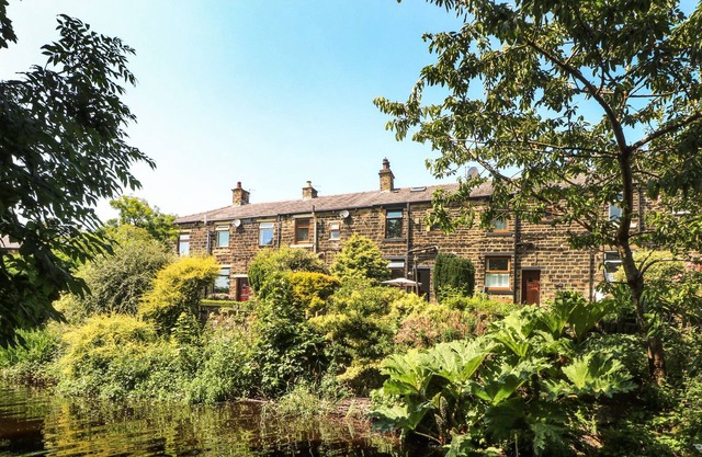 MILLIE'S COTTAGE, pet friendly, with a garden in Greenfield