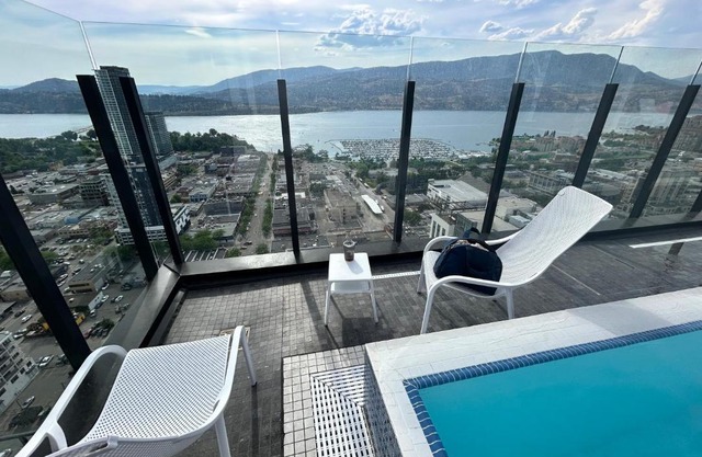 Million-Dollar View 1 bed 1 private bath with access to 34th floor Rooftop and infinite pool in Downtown Kelowna