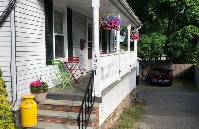 Milton Retreat, 5 min to Boston ,major highways . Safe family neighborhood . 😀