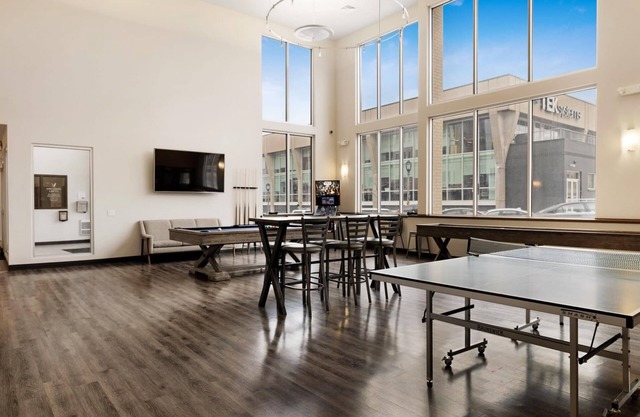 Milwaukee Beautiful Family 2BD 2BA Downtown Apartment