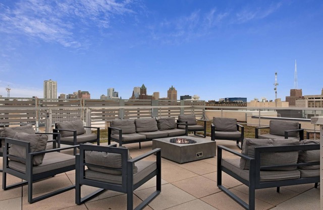 Milwaukee Dreamy 1BD 1BA Downtown Apartment