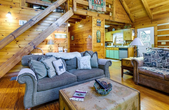 Mineral Bluff Hideaway w/Hot Tub, Grill, Fire Pit