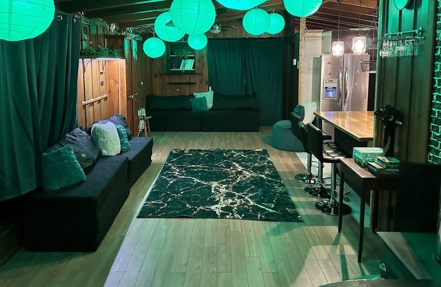 Mini Chalet INSTAGRAM @13lacksheep
