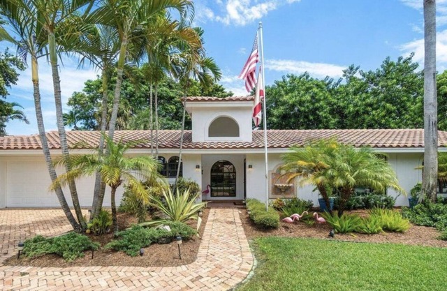 Mini golf and lake view villa near ocean front and beach