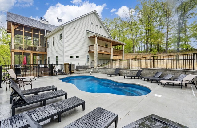 Mini private Resort Lodge! Private Pool & Hot Tub, Game Tables, Zip Line, 20 acres w/Walking Trails!