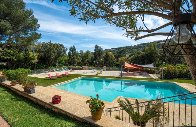 Mini-villa of 52 m² for 2-4 people with pool and spa, close to the beach