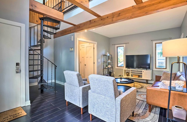 Minneapolis Townhome w/Loft < 3 Mi to Dtwn!