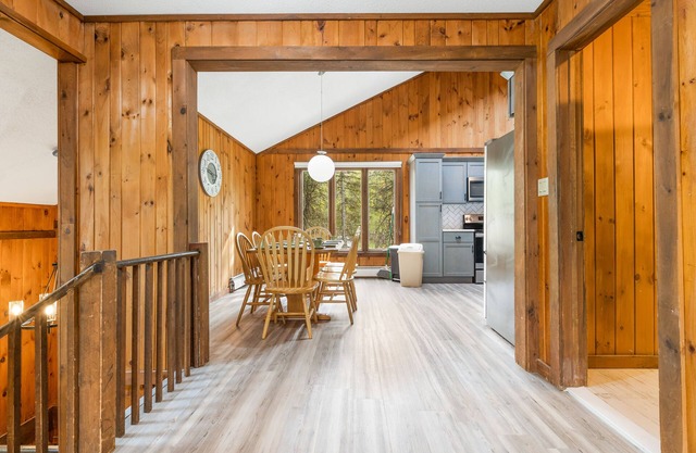Minutes from gorgeous Mount Snow: Chalet with Hot Tub, Sauna, Game Room