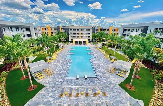 Minutes from High-End St. Johns Towncenter! Family Friendly Stay! Pool & Gym