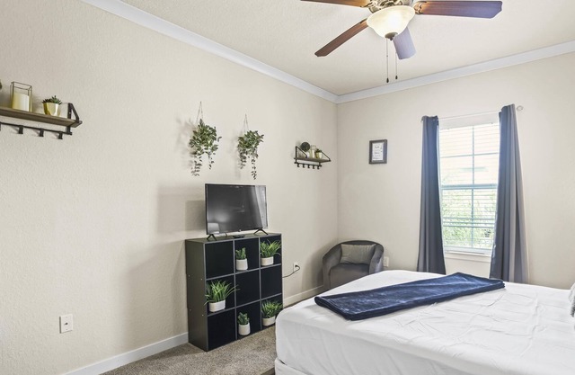 Minutes from Mayo Clinic w/pool, gym and games