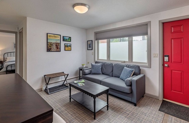 Minutes from the Airport! Northwood Nest 1BDR
