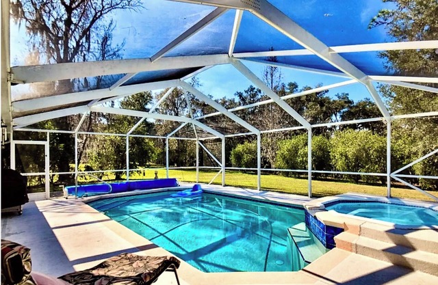 Minutes from WEC:Private Pool & Spa, Dog Friendly in Golden HIlls Golf Community