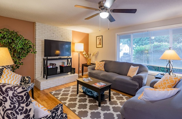 Minutes to Airport, Waterfront and Downtown Sleeps 6