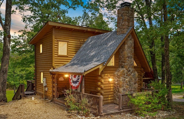 Minutes to Big Cedar-Real Log Cabin-Free Silver Dollar Tickets-Pvt Hot Tub @ Lil Treehouse