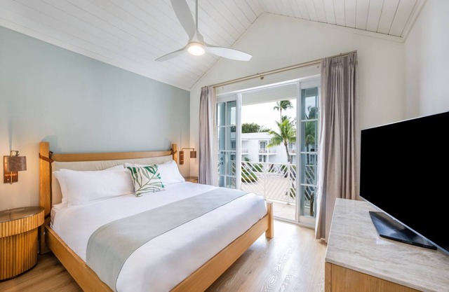 Minutes to Library Beach Park! 2 Villa w/Living Area | Free Onsite Parking