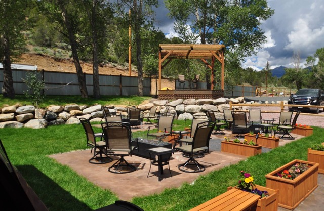 Minutes to town but feels a million of miles away! Shaw's River Ranch