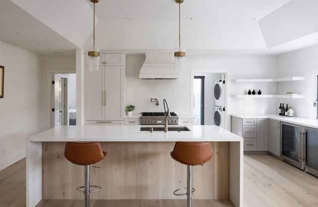 Minutes to Zoo + Seaworld + Walk to Restauarants + 3 Bed 3 Bath + Jacuzzi + New