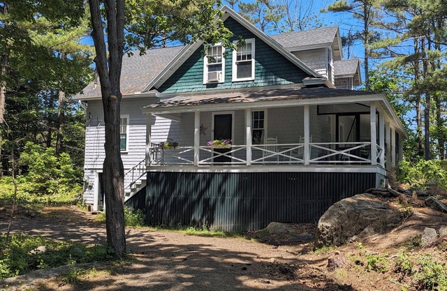 Minutes walk to Perkins Cove, Authentic Maine Cottage Nestled in the Woods
