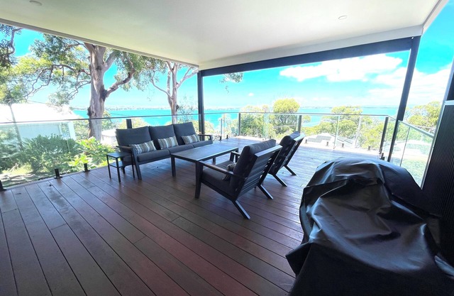 Mirrabooka Magic - Luxury By The Lake