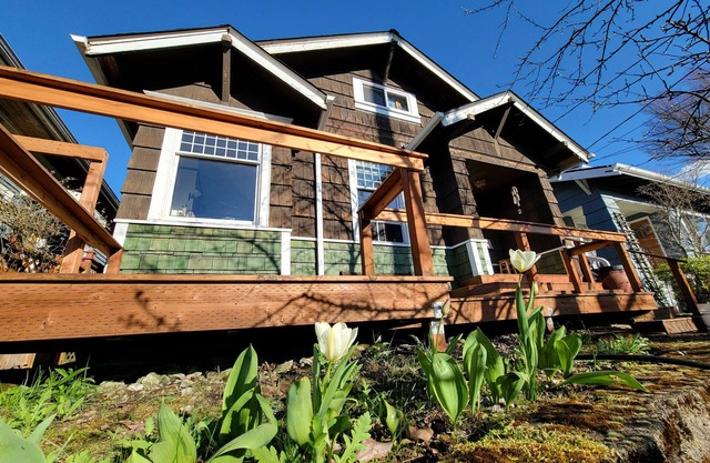 Miss Oliver's House, classic Craftsman, centrally located w/hot tub & wood stove