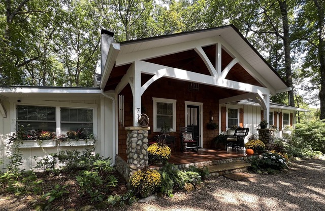 Misty Mountain Cottage. Scaly Mtn enchanting 3 bedroom/2 bath, sleeps 6+fire pit