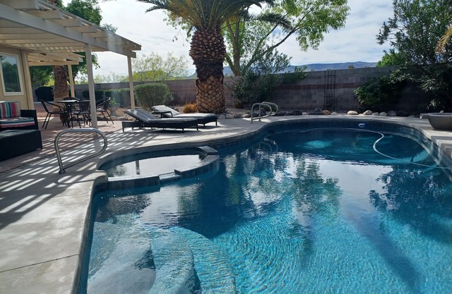 Mntn VIEW! Private Expansive Yard. Htd POOL, SPA BBQ, Pets OK