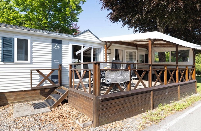 Mobile Home '5 Pers - Camping Samoens' with Mountain View and Private Terrace
