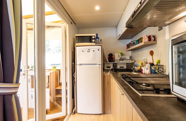 Mobile Home 'Bungalow Grand Confort' with Shared Pool, Private Terrace and Air Conditioning