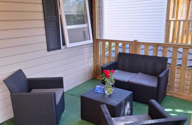 Mobile Home 'Mobil-home Camping Mar Estang' with Lake View, Shared Pool and Air Conditioning