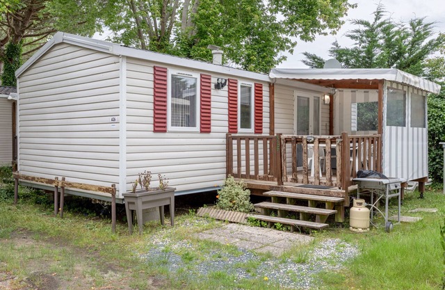 Mobile Home with 3 Bedrooms, Shared Pool and Private Terrace
