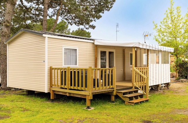 Mobile Home 'Mobil-home Saint Jean De Monts' with Shared Pool, Private Terrace and Wi-Fi