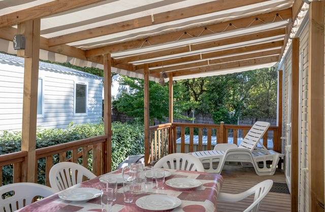 Mobile Home 'Mobil Home 6pers Tout Équipé' with Shared Pool, Private Terrace and Balcony